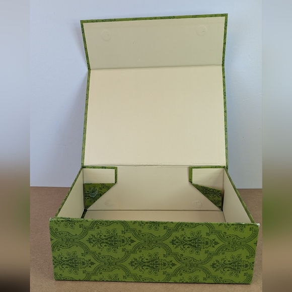 Gucci Gift Box, Green Embossed Patterning - Picture 10 of 16